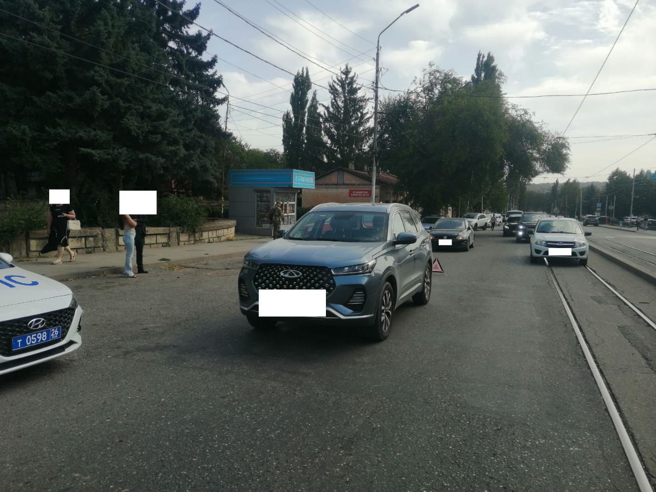 Пенсионерка попала под колеса иномарки в Пятигорске.   Вчера около 12:00 на улице 40 лет Октября водитель Chery Tiggo сбила пожилую женщину, переходившую дорогу в неустановленном месте.   72-летнюю местную жительницу госпитализировали с переломом плеча.   За рулем находилась 36-летняя водитель, получив права всего 4 года, за 2 года она 13 раз нарушала скоростной режим, сообщили в краевой Госавтоинспекции.