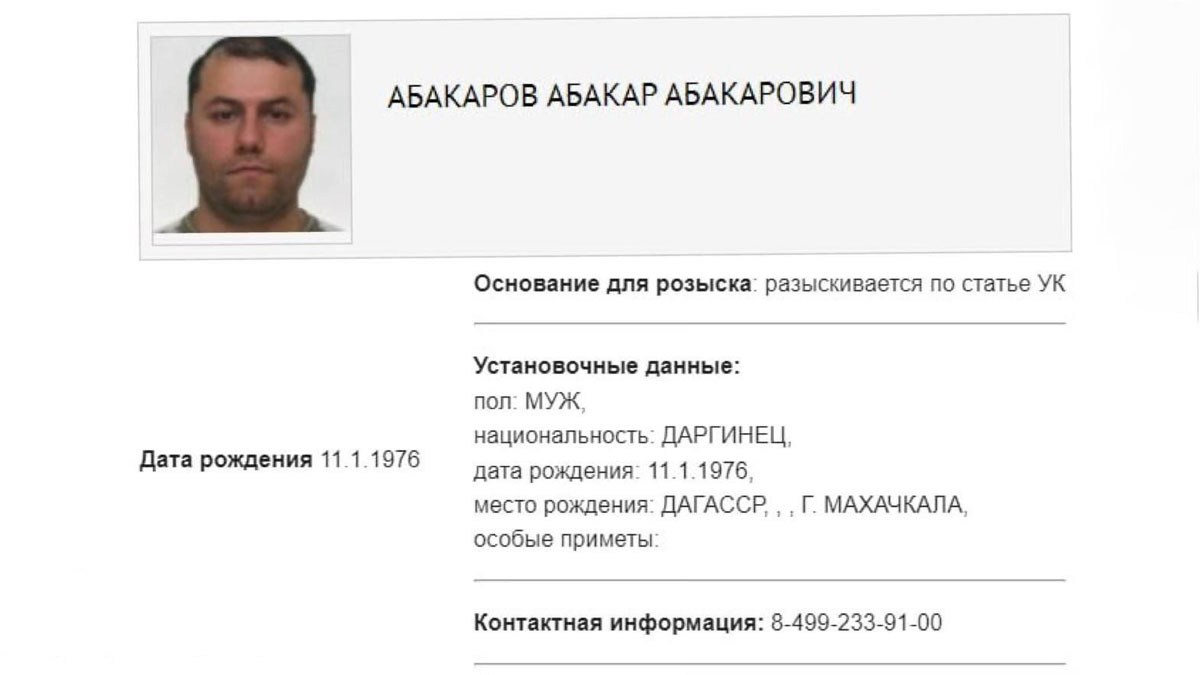 В Турции нашли мертвым владельца Telegram канала Утро Дагестан Абакар Абакаров в России объявлен в международный розыск по обвинению в организации массовых беспорядков в аэропорту Махачкалы По информации Ленты новостей Дагестана и местных Telegram каналов тело Абакарова обнаружили утром 17 октября в Стамбуле По предварительным данным причиной смерти стали множественные ножевые ранения Убийство расследуют турецкие власти однако официальных заявлений от полиции пока не было Утверждается что Абакаров жил в турецком городе под другим именем скрываясь от российского МВД В последнее время он якобы получал угрозы убийством СМИ узнали что тело Абакарова обнаружила уборщица на арендованной вилле где он проживал Предположительно мужчина не выходил на связь более недели Родственники должны забрать тело для последующего захоронения Абакаров считается одним из организаторов массовых беспорядков в аэропорту Махачкалы Тогда толпа радикально настроенных лиц штурмовала терминал из за сообщений о прибытии самолета из Израиля Собирали всех как раз в Telegram канале Утро Дагестан Тогда пострадали более 20 человек включая сотрудников полиции После событий в Махачкале ресурс заблокировали