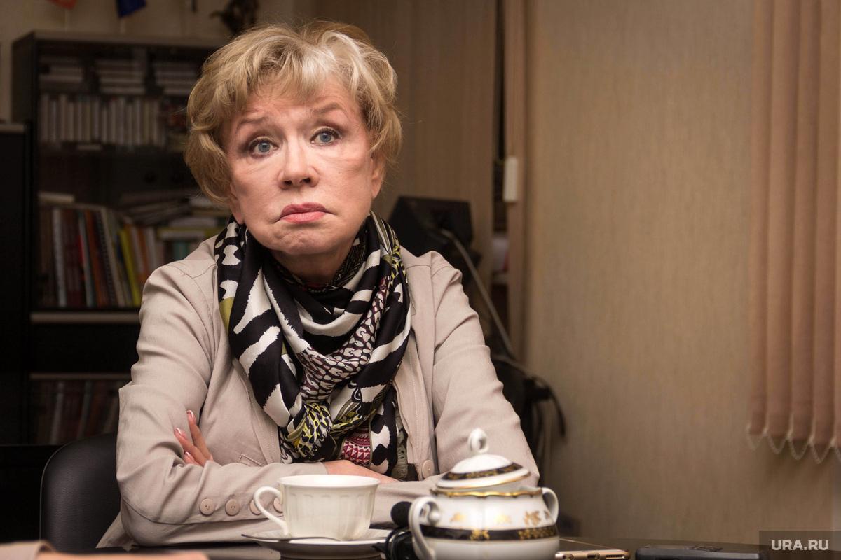 Умерла народная артистка России Вера Алентова Ей было 83 года Об этом сообщили в театре имени Пушкина Сегодня актрисе стало плохо на прощании с актером Анатолием Лобоцким Ее госпитализировали в столичную клинику Вера Алентова получила всемирную известность благодаря исполнению главной роли в фильме Москва слезам не верит ее супруга режиссера Владимира Меньшова Картина была удостоена премии Оскар в номинации Лучший фильм на иностранном языке Подписаться на URA RU мы в MAX