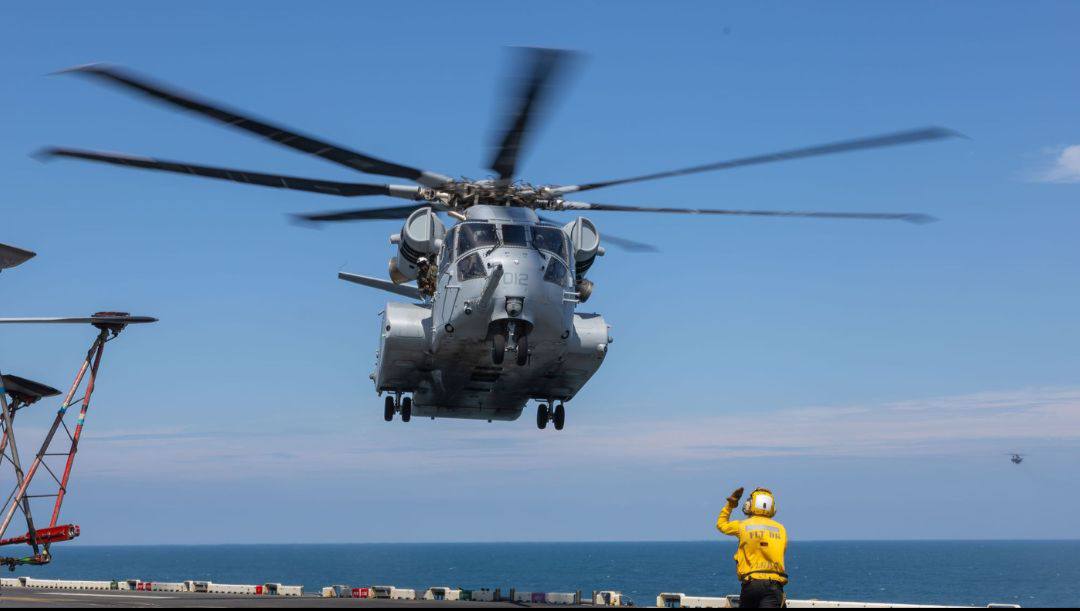 26 сентября 2025 года компания Sikorsky объявила о заключении контракта с ВМС США на сумму 10 8 млрд долл на постройку до 99 вертолётов CH 53K King Stallion для Корпуса морской пехоты США в течение следующих пяти лет Этот заказ включающий пять контрактов из лотов 9 13 рассчитанных на пять лет является крупнейшим на сегодняшний день заказом на этот вертолет который обеспечит бесперебойные поставки вертолётов в период с 2029 по 2034 год говорится в пресс релизе Что касается плана Корпуса по закупке 200 вертолетов CH 53K King Stallion компания Sikorsky заявила что на данный момент поставила 20 вертолетов а еще 63 находятся на разных стадиях производства входя в серии с 4 по 8 Что касается устаревших и проблемных вертолетов CH 53E Super Stallion то согласно Плану развития морской авиации до 2025 года их текущий парк составляет 127 самолетов что примерно на 30 меньше чем требуется для жизненного цикла вертолетов Echo CH 53K King Stallion самый большой вертолет с одним несущим винтом в арсенале США Серийное производство CH 53K началось в декабре 2022 года через восемь месяцев после того как Корпус объявил о достижении начальной эксплуатационной готовности IOC в апреле 2022 года 461 я эскадрилья тяжёлых вертолётов морской пехоты HMH 461 стала первой кто принял этот тип вертолётов на вооружение 21 января 2022 года на базе морской пехоты США в Нью Ривер штат Северная Каролина