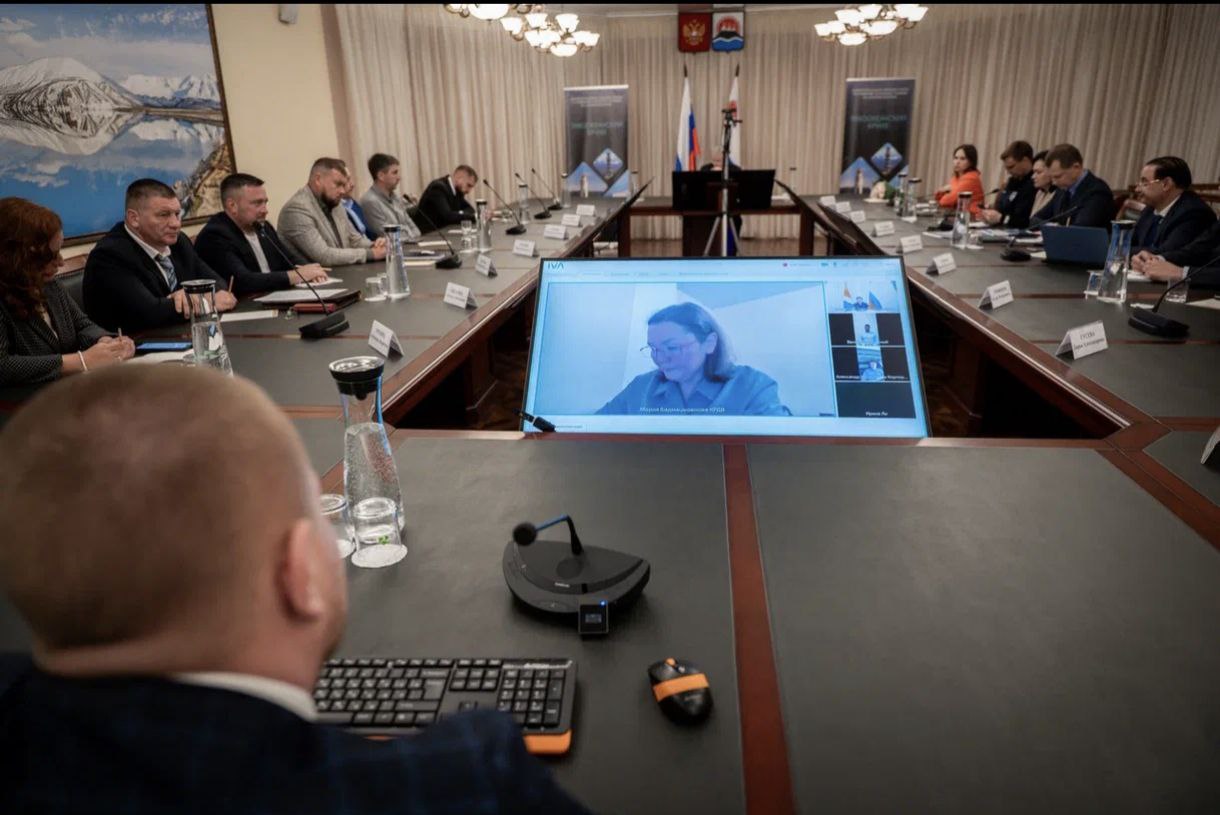 Уже в следующем году мы планируем запустить масштабный проект по развитию круизного туризма.  Ожидается, что первые 10-дневные круизные туры стартуют в следующем летнем сезоне и будут объединять наш регион, Приморский край и Камчатский край. В прошедшую субботу я принял участие в работе Межрегиональной группы Государственного Совета Российской Федерации по направлению «Туризм». В рамках поездки мы осмотрели основную инфраструктуру Петропавловска-Камчатского и ключевые достопримечательности, которые планируется включить в круизный маршрут.   На круглом столе мы более подробно обсудили туристический продукт. В настоящее время определён основной инвестор с флотом, и стоит задача создать инфраструктуру вдоль водного маршрута, включая обустройство портовой инфраструктуры и точек питания. Ранее, во время поездки в наш регион, мы обсуждали вопросы модернизации порта в Корсакове с учётом дноуглубления и реконструкции причальных сооружений.   Сейчас мы должны уделить особое внимание сопутствующей инфраструктуре, включая логистику и объекты питания. Кроме того, необходимо подготовить профессиональные кадры, включая экскурсоводов, которые смогут работать в этом направлении. Уверен, что данный проект даст мощный экономический толчок развитию Корсаковского района и региона в целом, создавая новые рабочие места, развивая смежные отрасли и улучшая качество жизни местного населения.   Важно также, что местные жители смогут присоединиться к круизам, стартующим с Сахалина. Судно, которое инвестор планирует использовать на маршруте, — это настоящий круизный лайнер вместимостью до 1500 пассажиров. Анонсировать новую круизную линию мы планируем в рамках Восточного экономического форума, а первые круизные туристы отправятся в путешествие уже в мае 2026 года.