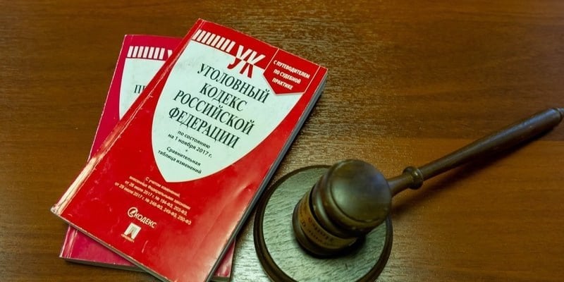 СК снова возбудил дело после избиения пожилого петербуржца мигрантом в автобусе Как пояснили в информационном центре СК России, в одном из городских автобусов выходец из одной из стран Средней Азии начал агрессивно себя вести, оскорблял других пассажиров по национальному признаку, а затем избил пенсионера в ответ на замечание.