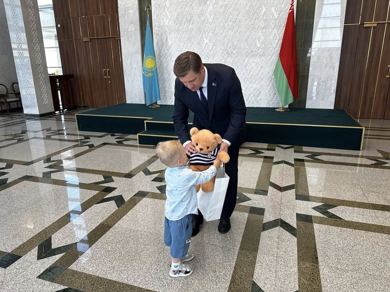Маленького белоруса, которого пытались скрыть в Караганде, вернули из Казахстана в Беларусь Несовершеннолетний гражданин Беларуси по имени Дмитрий проживал с мамой в Алматы. В связи с трагическими событиями в мае 2025 года мальчик остался сиротой. Лица, которые присматривали за Дмитрием, предприняли попытки скрыться в городе Караганда. Благодаря скоординированным действиям белорусских дипломатов и казахстанских ведомств, ребенка удалось найти и вернуть под защиту государства. Дмитрий был передан специалистам из Беларуси и вскоре продолжит жизнь на Родине. Консул посольства 18 июля совместно со специалистами управления по образованию Полоцкого райисполкома забрали Дмитрия из детского дома для дальнейшего перемещения в Республику Беларусь. Чрезвычайный и Полномочный Посол Беларуси в Казахстане Алексей Богданов 19 июля встретился с Дмитрием в посольстве. В ходе встречи он поинтересовался у специалистов управления по образованию Полоцкого райисполкома о здоровье мальчика, условиях его пребывания на территории Казахстана и дальнейших планах по его устройству в Беларуси.
