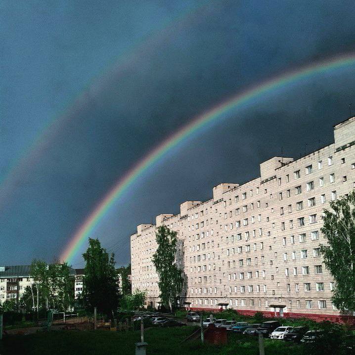 Двойная радуга повисла над Томском после небольшого дождя.