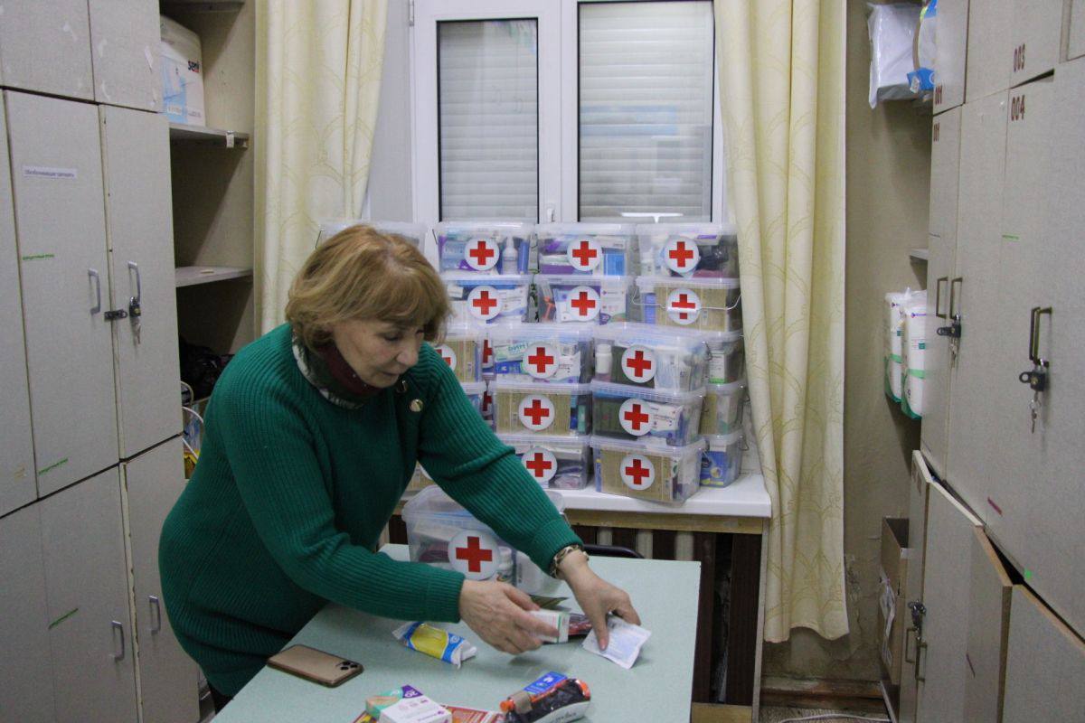 На Колыме завтра пройдет Единый день приема участников СВО по вопросам медицинского обеспечения Ветераны СВО и их родные получат разъяснения по всем аспектам медобслуживания консультации по организации лечения прохождению медкомиссий реабилитации и диспансеризации обеспечению лекарствами и по медицинскому сопровождению детей военных Мероприятие состоится на площадке Региональной приёмной партии Единая Россия Д А Медведева Контактный телефон для записи 8 413 260 09 60 Отметим системную работу в регионе ведёт Центр поддержки семей мобилизованных под руководством депутата Магаданской областной Думы Ксении Суханкиной Уже более трех лет Центр рассматривает обращения помогает организовать медицинскую помощь участникам специальной военной операции и их семьям и привлекает специалистов к консультациям содействуя в оформлении документов и решении вопросов с лекарственным обеспечением отправляя гуманитарную помощь с медикаментами на передовую Подробнее о работе центра можно прочитать на сайте
