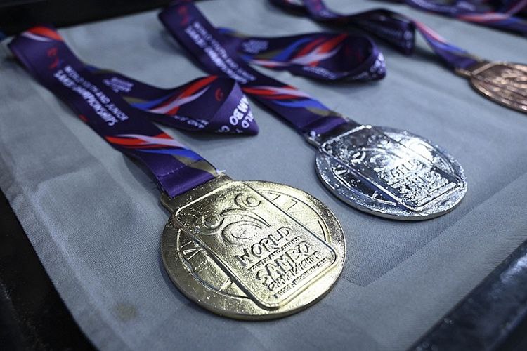 Белорус Артем Ковтюх стал чемпионом мира по самбо среди молодежи На мировом форуме в Индонезии в весовой категории свыше 98 кг в предварительных схватках белорус победил Ресулмурата Гурбанова из Туркменистана и Илью Сухинина из Кыргызстана в полуфинале одолел австралийца Одиссеаса Коловистеаса а в финале справился с россиянином Денисом Кулигиным В начале недели Ковтюх занял третье место на III Играх стран СНГ в Азербайджане Бронзовым призером первенства мира у девушек до 18 лет стала наша Руслана Шоба до 54 кг olympicteamby