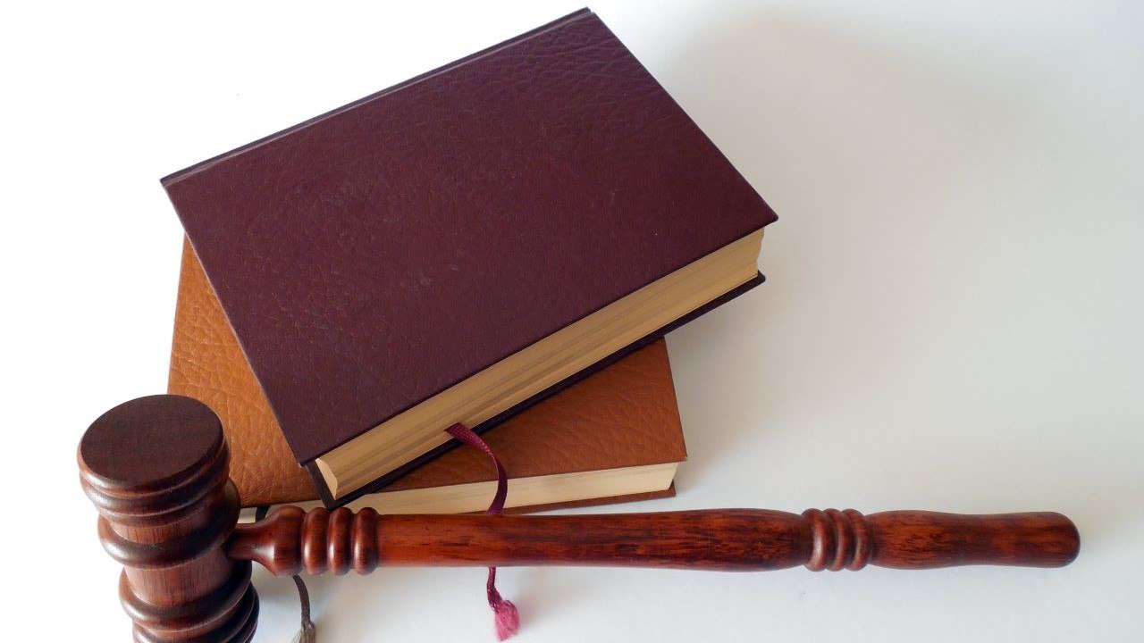 Калужанина будут судить за использование поддельных прав Фальшивое водительское удостоверение 18 летний местный житель предъявил во время встречи с сотрудниками ГИБДД которые поймали его на нарушении правил В ходе проверки сотрудники полиции установили что владельцем данного удостоверения числился другой гражданин пояснили в областном УМВД Расследование уголовного дела завершено и вскоре направится в суд