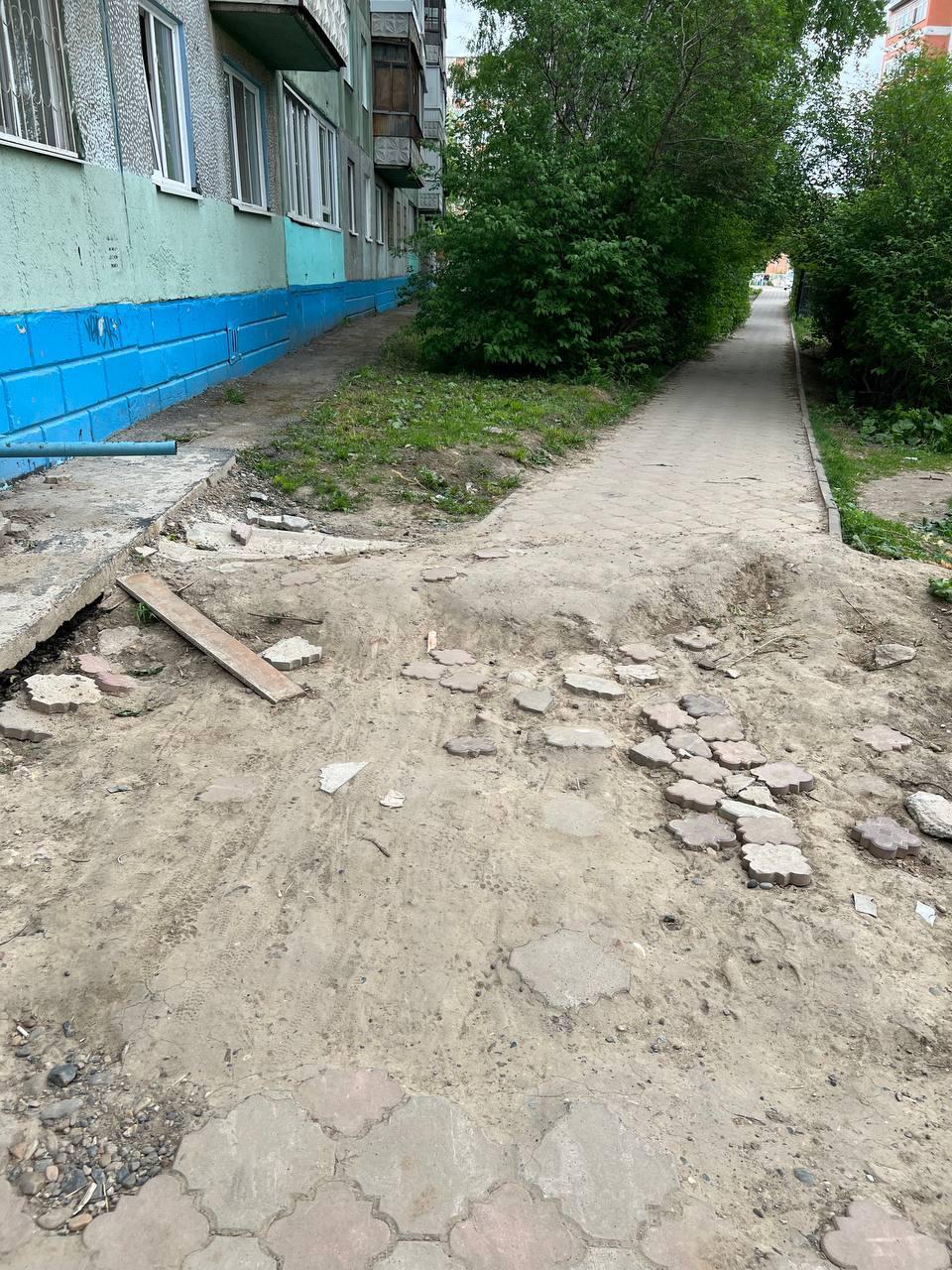 «Безопасные и качественные дорожки»: ковры на 10 миллионов закупает администрация Томской области Накануне администрация объявила конкурс по поиску поставщика ковровых дорожек общей длиной 1060 метров. Сумма контракта — 9,998 миллиона рублей. По условиям контракта дорожки должны поставляться в 35 рулонах по 30 метров. Плюс — еще 10 метров. Обязательное условие — ковры должны быть изготовлены из шерсти и капрона, а высота ворса — строгие восемь миллиметров. В комментариях у губернатора Томской области Владимира Мазура местные жители показали, по каким «дорожкам» в это время вынуждены ходить и ездить они. «Пожарные подождут со своими зарплатами», «На Лексусе по нашим дорогам нормально, а вот в туфельках по старой дорожке фу-фу-фу», «Этого же хватит заменить древние деревянные окна в детских садах», «Безопасные и качественные дорожки», «Отличный километр отремонтированного асфальта за эти деньги получится», — отреагировали на свежую госзакупку томичи. На разбитые дороги томичи жалуются ежедневно. Закончить запланированный ремонт прошлым летом у властей не получилось. Мэрия Томска расторгла контракты на ремонт части проспектов и улиц – объяснили, что не смогли согласовать асфальтную смесь для начала работ. Впрочем, проблемы в Томске и с пешеходными тротуарами.