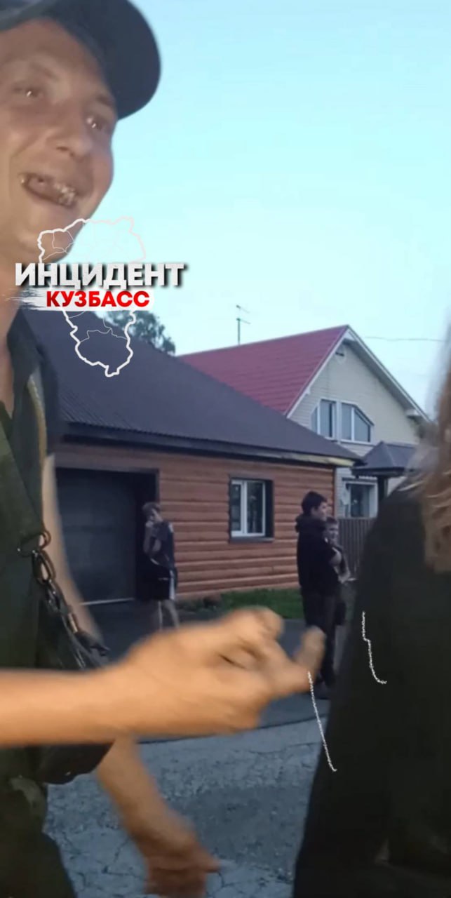 17-летнюю девушку избили в Кузбассе за отказ вступить в отношения со взрослым. В насилии участвовал мужчина в камуфляжной форме: «Ещё разочек и ещё разочек» Прокуратура Кемеровской области объявила проверку после публикации видео с жестоким избиением 17-летней девушки в селе Колмагорово Яшкинского муниципального округа. «Организована проверка исполнения законодательства о профилактике безнадзорности и правонарушений несовершеннолетних, на контроль поставлено установление всех обстоятельств произошедшего и личностей участников инцидента», — сказано в сообщении ведомства. Региональное управление Следственного комитета возбудило уголовное дело. Участники издевательств установлены, утверждает пресс-служба СК. Видео опубликовал телеграм-канал «Инцидент Кузбасс». На двух роликах запечатлено жестокое избиение девушки, которая не сопротивляется. Её избивают другие девушки и молодой человек, позже её бросают в мусорный бак. На видео также несколько раз появляется взрослый мужчина в камуфляжной форме и с рюкзаком. Он снимает происходящее на телефон. «Ещё разочек и ещё разочек», — слышно за кадром в какой-то момент, когда девушку бьют по голове. По данным «Инцидента Кузбасс», девочка отказала в отношениях взрослому мужчине по имени Александр, и он натравил на неё своих малолетних друзей. Мужчина почти вдвое старше жертвы. По словам читателя паблика, приславшего информацию, было написано заявление в местную полицию, «но органы бездействуют», пишет «Инцидент Кузбасс»: «Местные аргументируют это тем, что якобы у данного „мужчины“ есть связи с местными авторитетами криминального мира». Уже после издевательств нападавшие угрожали семье. Осторожно, на видео очень много матов и жестокие издевательства Подписаться Прислать новость Помочь бустами