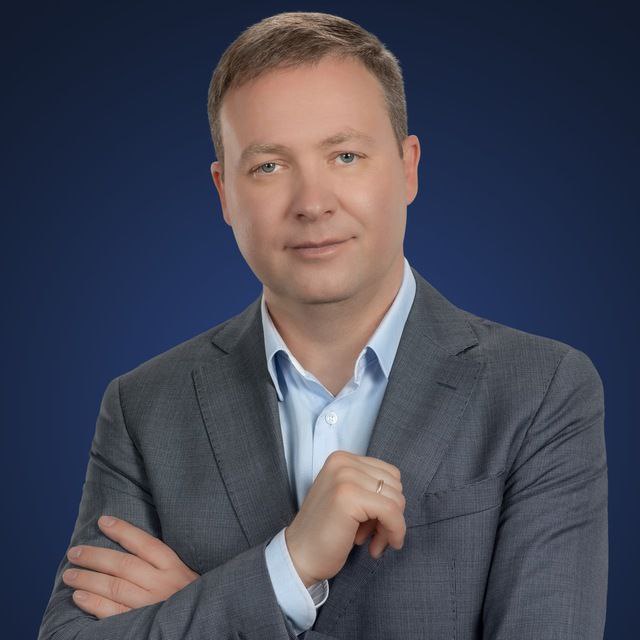 Иван Кандыбин покинул пост гендиректора Аксиомы Об этом он сообщил в своем телеграм канале Так сложились обстоятельства что сейчас мне необходимо сосредоточиться на других важных жизненных направлениях которые требуют от меня большого количества времени личного присутствия Заявление об увольнении по собственному желанию я написал 25 08 25 В компании он работал 25 лет