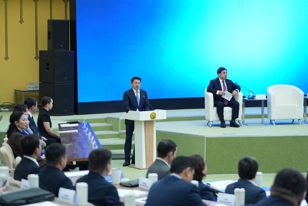 ИИ офицеры появятся в госсекторе Казахстана Стартовала программа AI Governance 500 направленная на подготовку руководителей к масштабированию ИИ в государственном секторе Первый поток из 100 участников включает министров заместителей акимов и руководителей госорганов Программа охватывает стратегию ИИ архитектуру цифрового государства и разработку практических AI проектов для внедрения в ведомствах и регионах kazinform news