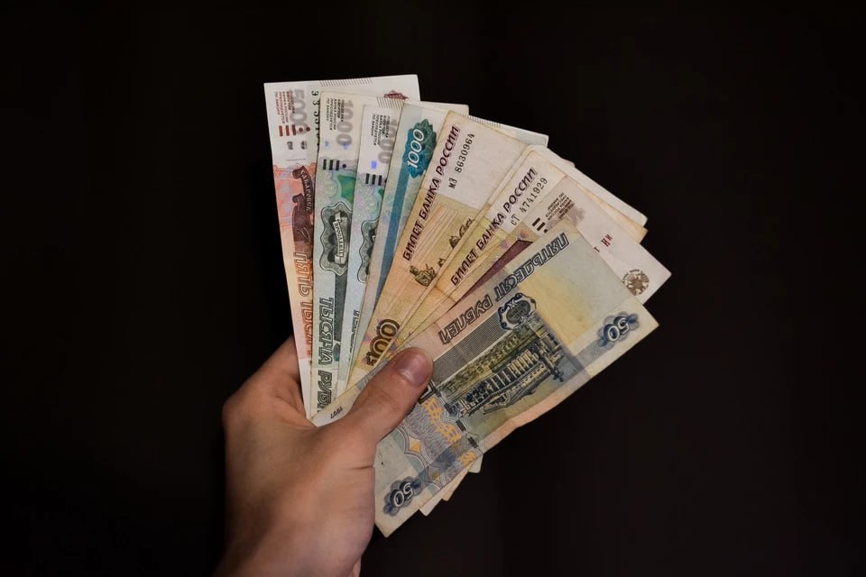 Молодой, но коварный: в Магнитогорске студент провернул мошенничество на 5 млн рублей В Магнитогорске по подозрению в мошенничестве задержали 20-летнего молодого человека. Студенту удалось облапошить 18 человек и «заработать» 5 млн рублей. Все жертвы излишне предприимчивого горожанина – его ровесники. Младшему из обкраденных 18, старшему 22 года. Студент убеждал своих знакомых «инвестировать», чтобы получать солидную прибыль. Не у всех молодых горожан находились деньги в кармане. Но в этом случае хитрый магнитогорец убеждал оформить кредит. А чтобы обман не раскрылся, аферист выплачивал совсем небольшие суммы под видом прибыли. Заодно он выдавал «премии» тем, кто приводил к нему новых «инвесторов». Теперь в отношении студента возбудили уголовное дело о мошенничестве в значительном, крупном и особо крупном размере.