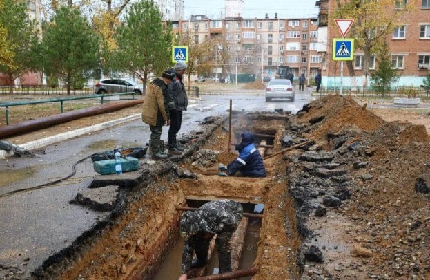 Около 2 тыс. астраханцев остаются без отопления и горячей воды  В Наримановском районе Астраханской области в семи домах до сих пор нет отопления и горячей воды. Аварийные бригады должны закончить ремонт в ближайшее время.  Еще 2 ноября около двух тысяч человек в 18 домах остались без отопления из-за аварий. Тепло вернули 4 ноября, но потом снова отключили из-за новых аварий. После...