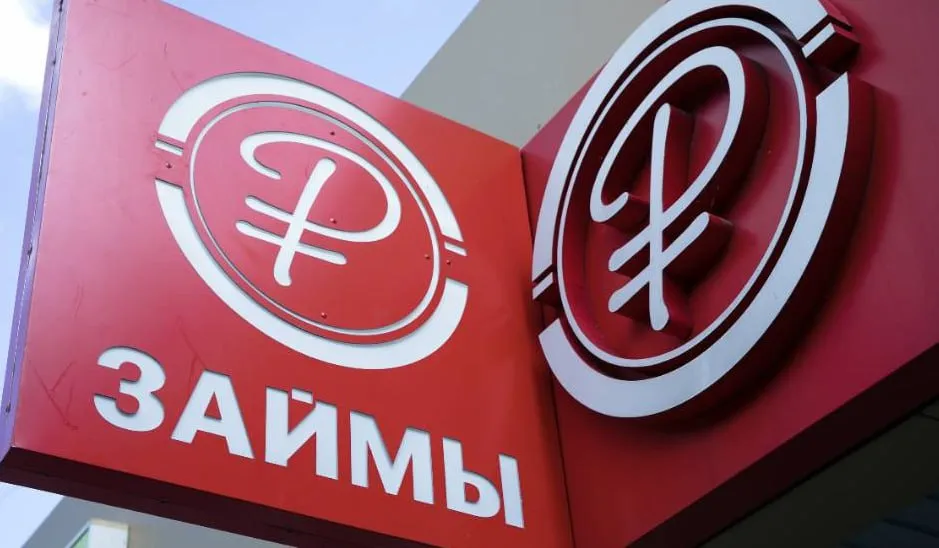 МФО активно продают молодую просрочку из за ужесточения регулирования Средневзвешенная стоимость просроченных таких долгов в первом квартале подскочила до 21 76 от номинала против 18 04 по итогам 2025 года по данным ID Collect По данным Debex 21 3 против 15 5 годом ранее Так молодая просрочка до 180 дней выросла с 16 1 до 22 4 Просрочка свыше 180 дней с 14 4 до 18 9 Объем закрытых сделок по покупке просрочки МФО стал рекордным и достиг 28 6 млрд рублей Всего на продажу микрофинансисты выставили просрочку на 30 6 млрд рублей Микрофинансисты из за усиления регулирования со стороны ЦБ избавляются от долгов на ранних сроках просрочки считают эксперты Кроме того начиная со второго полугодия прошлого года рост цен обусловлен адаптацией рынка к росту госпошлин сокращению объема предложения банковских портфелей и появлению новых покупателей fatcat18 Мы в Мах