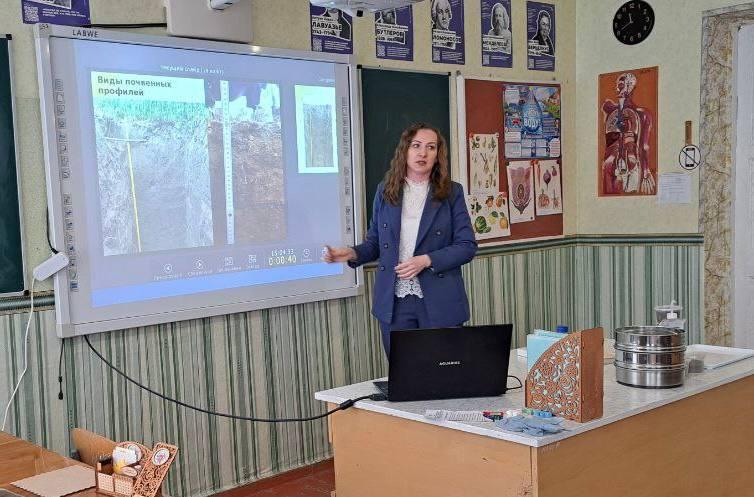 Образование будущего: в школах Запорожской области вводится агротехнологический профиль С 1 сентября 2025 года в российских школах появится еще один профиль обучения - агротехнологический. Соответствующий приказ Минпросвещения России зарегистрирован в Минюсте России. Введение агротехнологического профиля в школах – важный шаг к подготовке квалифицированных кадров для сельского хозяйства. Запорожский филиал ФГБУ «РосАгрохимслужба» при Минсельхозе России принимает активное участие в подготовке к внедрению нового профиля. Так в 2024-2025 учебном году сотрудники филиала провели более 10 профориентационных уроков в школах города и района. Основной целью уроков стало информирование учащихся о возможностях работы в аграрной сфере, а также о значении сельского хозяйства для экономики страны. Наша служба продолжает активно взаимодействовать с образовательными учреждениями в данном направлении, способствуя подготовке квалифицированных специалистов, готовых трудиться в этой сфере.