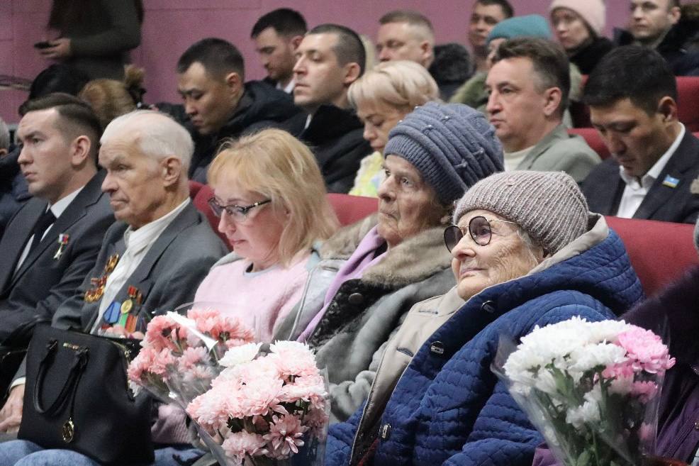 На отчетной встрече с жителями Томмота мы обсудили актуальные для города вопросы, которые требуют нашего особого внимания.  В городе строится новая котельная, что позволит значительно повысить качество услуг по теплоснабжению. В рамках проекта также будут построены новые теплосети. Это обеспечит более надежное теплоснабжение для жителей. Кроме того, в рамках предстоящей концессии начнется строительство современных очистных сооружений.  Отдельно отмечу, что с переходом на новую концессию весь коллектив Теплоэнергосервиса сохранит свои рабочие места, а все трудовые отношения будут полностью перенесены и сохранены.  На встрече также поднимались вопросы переселения из аварийного жилья и улучшения системы здравоохранения. Все вопросы и предложения помогают нам видеть реальные потребности людей и правильно расставлять приоритеты.   Председатель Правительства РС Я . Подписаться