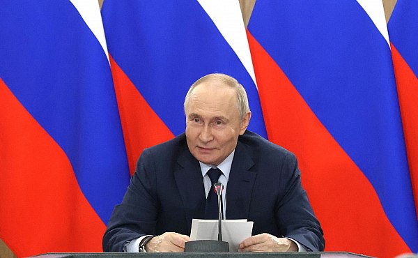 Владимир Путин отметил высокий международный интерес к авиатехнике России Президент России Владимир Путин направил приветствие участникам и гостям XVIII Международной выставки вертолетной индустрии HeliRussia-2025, отметив, что это мероприятие ярко демонстрирует высокий международный интерес к отечественной авиатехнике. Телеграмма опубликована на сайте Кремля. Об этом сообщает ТАСС. "Отмечу, что ваш смотр – в числе наиболее авторитетных форумов, которые знакомят широкую публику, экспертное и предпринимательское сообщество с последними достижениями вертолетостроения. Содействуя развитию научных, производственных, торговых связей России с зарубежными партнерами, HeliRussia ярко свидетельствует о высоком международном интересе к отечественной авиатехнике, к результатам труда наших исследователей, конструкторов, испытателей", – говорится в телеграмме. aviaru.net/n283560