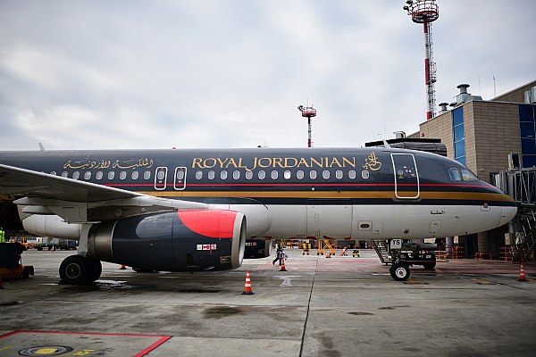 Авиакомпания Royal Jordanian открыла полеты из Аммана в Москву  Партнер аэропорта Домодедово – авиакомпания Royal Jordanian приступила к выполнению регулярных рейсов между Амманом и Москвой. По традиции первый рейс авиакомпании встретили водной аркой, а в зоне стоек регистрации было организовано торжественное мероприятие с участием руководства аэропорта и авиакомпании. Об этом сообщает AVIA.RU.  "Рады приветствовать в Домодедово авиакомпанию Royal Jordanian. Мы видим взаимный интерес двух стран к развитию туризма, как делового, так и познавательного, – рассказала управляющий директор ООО «Домодедово Коммершл Сервисиз» Ирина Рябинина. – Этим летом отмечен рост пассажиропотока на ближневосточных направлениях. И я уверена, что Иордания также будет пользоваться спросом".  aviaru.net/n276765