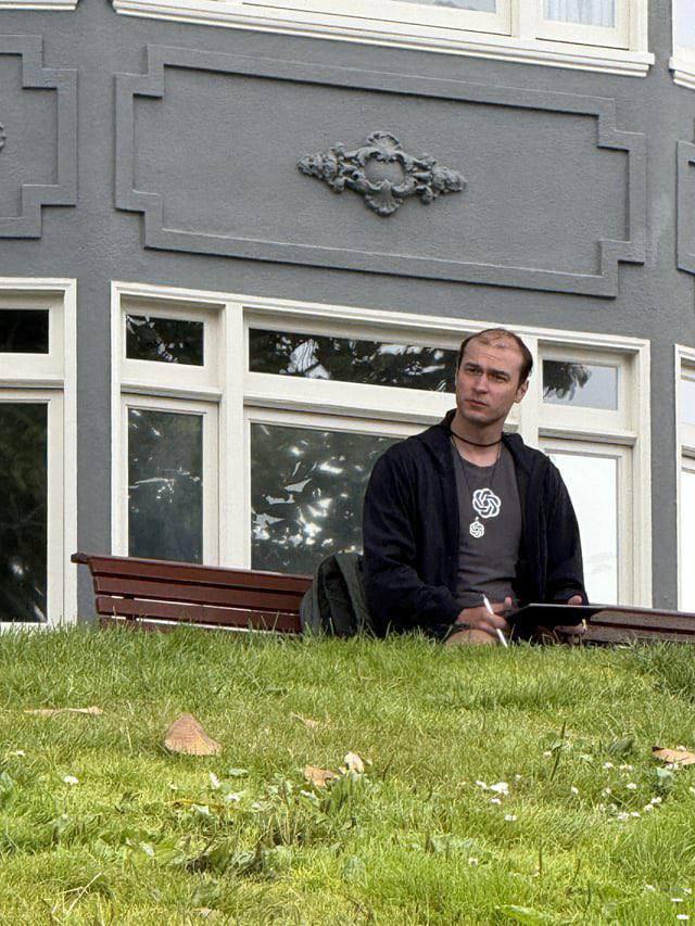 Юра Борисов и Эндрю Гарфилд уже перевоплотились в Илью Суцвекера и Сэма Альтмана, основателей OpenAI. Появились первые кадры со съёмок фильма Artificial. Режиссёр — Лука Гуаданьино.  Наш слоняра идёт к новому Оскару.