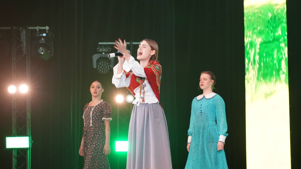Сегодня в Краснодаре завершился фестиваль «Студвесна на Кубани». Ежегодно он объединяет сотни творческих и талантливых студентов из высших и средних образовательных учреждений региона. Участники состязались в десяти номинациях, демонстрируя свои способности в различных направлениях искусства. В этом году фестиваль приурочили к 80-летию Великой Победы и Году защитника Отечества. Подвели итоги на гала-концерте. Среди команд вузов в общем зачете места распределились следующим образом: место – Кубанский аграрный университет; место – Кубанский государственный университет; место – Кубанский технологический университет. А среди команд профессиональных учебных заведений: место - Краснодарский краевой колледж культуры; место – Краснодарский педагогический колледж; место - Анапский индустриальный техникум. Поздравляю победителей и желаю им новых творческих успехов.