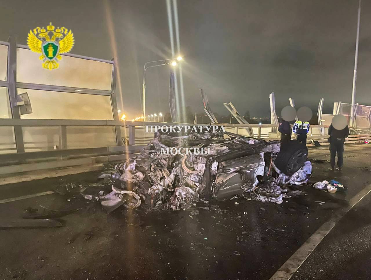 Водитель Ламбы потерял контроль управления и влетел в ограждение двое погибших Случилось все ночью на съезде с Международного на Ленинградское шоссе После столкновения машина перевернулась и загорелась Водитель и один пассажир скончались на месте Двоих выживших пассажиров увезли с тяжелыми травами в больницу Подписывайся на М125 Прислать новость