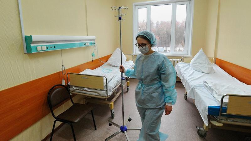 Россиян предупредили об опасности эпидемии кори Жители Москвы стали получать приглашения в поликлинику на прививку против кори, узнал Forbes. В 2023-2024 годах был зафиксирован резкий рост числа заболевших. И хотя в 2025-м Роспотребнадзор говорит о значительном падении числа случаев болезни, уровень коллективного иммунитета недостаточен для ее сдерживания, считают эксперты. Для защиты от эпидемии уровень иммунизации должен составлять не менее 95%, пишет forbes.ru.