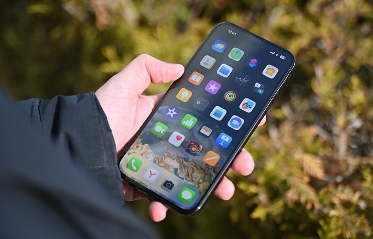 Россияне не выпускают смартфон из рук зависимость о которой не принято говорить Кажется смартфон стал продолжением нашей руки Без него как без воздуха Мы общаемся работаем фотографируем отдыхаем читаем новости и следим за жизнью других всё в одном устройстве Но где проходит грань между удобством и зависимостью Исследование Ренессанс Страхования и Ситилинка показало 66 россиян боятся остаться без смартфона Для 25 он главный инструмент для повседневных задач 22 не хотят пропустить важные новости а 20 просто не могут отказаться от бесконечной прокрутки ленты в соцсетях Почти половина участников признались что уже ломали или роняли свой телефон но лишь 3 оформили страховку Остальные ограничились стеклом 45 и чехлом 19 Цифры говорят сами за себя 62 кладут смартфон рядом с кроватью 36 не могут поесть без видео 32 берут устройство даже в ванную Так формируется новая норма номофобия страх остаться без телефона Мы всё чаще заменяем им общение отдых и тишину А вы смогли бы прожить хотя бы сутки без смартфона или уже слишком поздно от него отвыкать appleinside apple appleinside