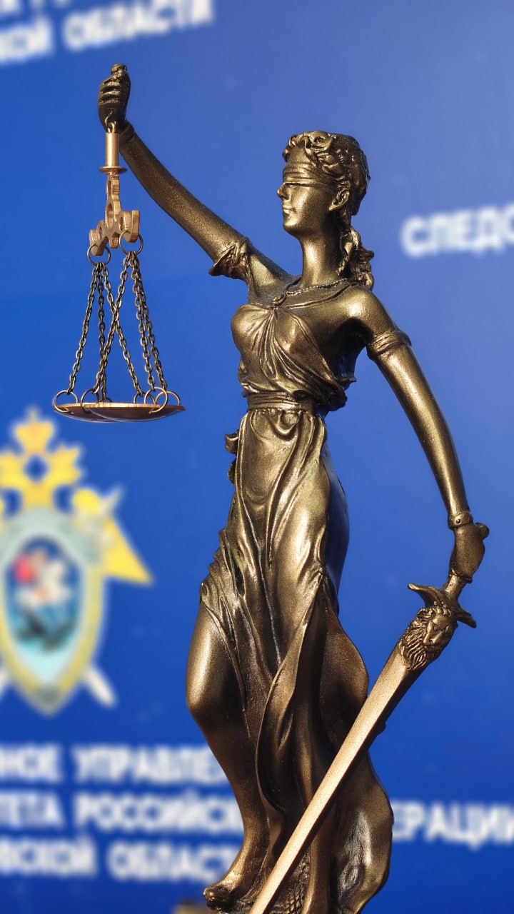 Бывший сотрудник полиции предстанет перед судом за получение взятки Мценским межрайонным следственным отделом завершено расследование уголовного дела в отношении бывшего сотрудника полиции, обвиняемого в совершении преступления, предусмотренного ч. 3 ст. 290 УК РФ получение взятки . Следствием установлено, что в июне 2022 года обвиняемый являлся старшим инспектором отдельного батальона ДПС ГИБДД УМВД России по Орловской области. К нему обратился знакомый с просьбой решить вопрос о беспрепятственном проезде по территории области и не привлечении к административной ответственности одного из водителей, перевозившего крупногабаритный груз. Мужчина согласился и попросил инспектора ДПС отделения ДПС ГИБДД МО МВД России «Мценский», остановившего транспортное средство, не препятствовать его дальнейшему передвижению. За указанные действия обвиняемый получил от своего знакомого взятку в размере 22 тыс. рублей. ®В настоящее время комплекс следственных и иных процессуальных действий по уголовному делу завершён. Вину в совершенном преступлении фигурант признал частично. Уголовное дело с утверждённым обвинительным заключением направлено в суд для рассмотрения по существу. Расследование уголовного дела в отношении инспектора ДПС отделения ДПС ГИБДД МО МВД России «Мценский», действовавшего вопреки интересам службы и скрывшего факт совершения административного правонарушения, продолжается.