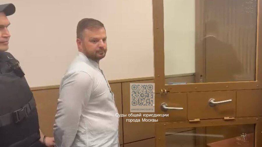 Готовая еда не доводит до добра В суд направлено уголовное дело в отношении ООО Локалкитчен о производстве и реализации пищевой продукции салат с фасолью употребление которой повлекло в Москве и регионах массовое заболевание ботулизмом летом 2024 года Тогда погибли два человека еще 298 потребителям был причинен вред различной степени тяжести 52 человека врачам удалось спасти Обвинительное заключение по уголовному делу утверждено в отношении гендиректора ООО Локалкитчен Антона Лозина на фото руководителя отдела качества этой компании Елены Машковой руководителя ООО Савон К Владимира Шина и повара Карима Норматова