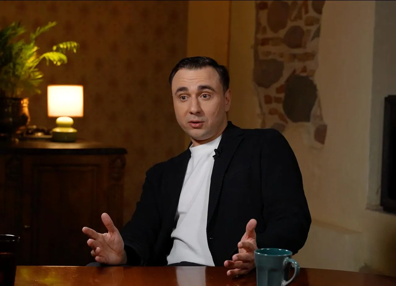 Жданов заявил что преследование донатеров ФБК стало следствием ошибки Волкова при работе со Stripe Бывший директор Фонда борьбы с коррупцией Иван Жданов заявил что массовые уголовные дела против жертвователей ФБК стали возможны из за ошибки при организации системы донатов через Stripe Об этом он рассказал в интервью Ирине Шихман на YouTube канале А поговорить По словам Жданова после публикаций о преследовании людей переводивших деньги фонду выяснилось что у команды не оказалось подтверждения от платежной системы о невозможности отслеживания таких переводов через merchant id идентификатор который виден банку отправителя и может быть получен силовиками по запросу Когда уголовные дела возникают за донаты в ФБК когда мы принимали платежи из России это ошибка которую нужно признать сказал Жданов Он утверждает что в течение нескольких лет был уверен у ФБК есть письмо от Stripe подтверждающее отсутствие подобных идентификаторов Однако когда журналисты начали задавать вопросы документ найти не смогли На что Леонид сказал Оно где то было оно где то в почте Но это история про сотни уголовных дел Оказалось у нас такого ответа нет рассказал Жданов Ответственность за ситуацию он возложил на Леонида Волкова который по его словам занимался финансовыми вопросами и переговорами со Stripe ФБК признали экстремистской организацией летом 2021 года После этого команда фонда продолжила собирать пожертвования через Stripe полагая что данные о получателе платежа не будут доступны российским силовикам Фото скриншот из интервью YouTube