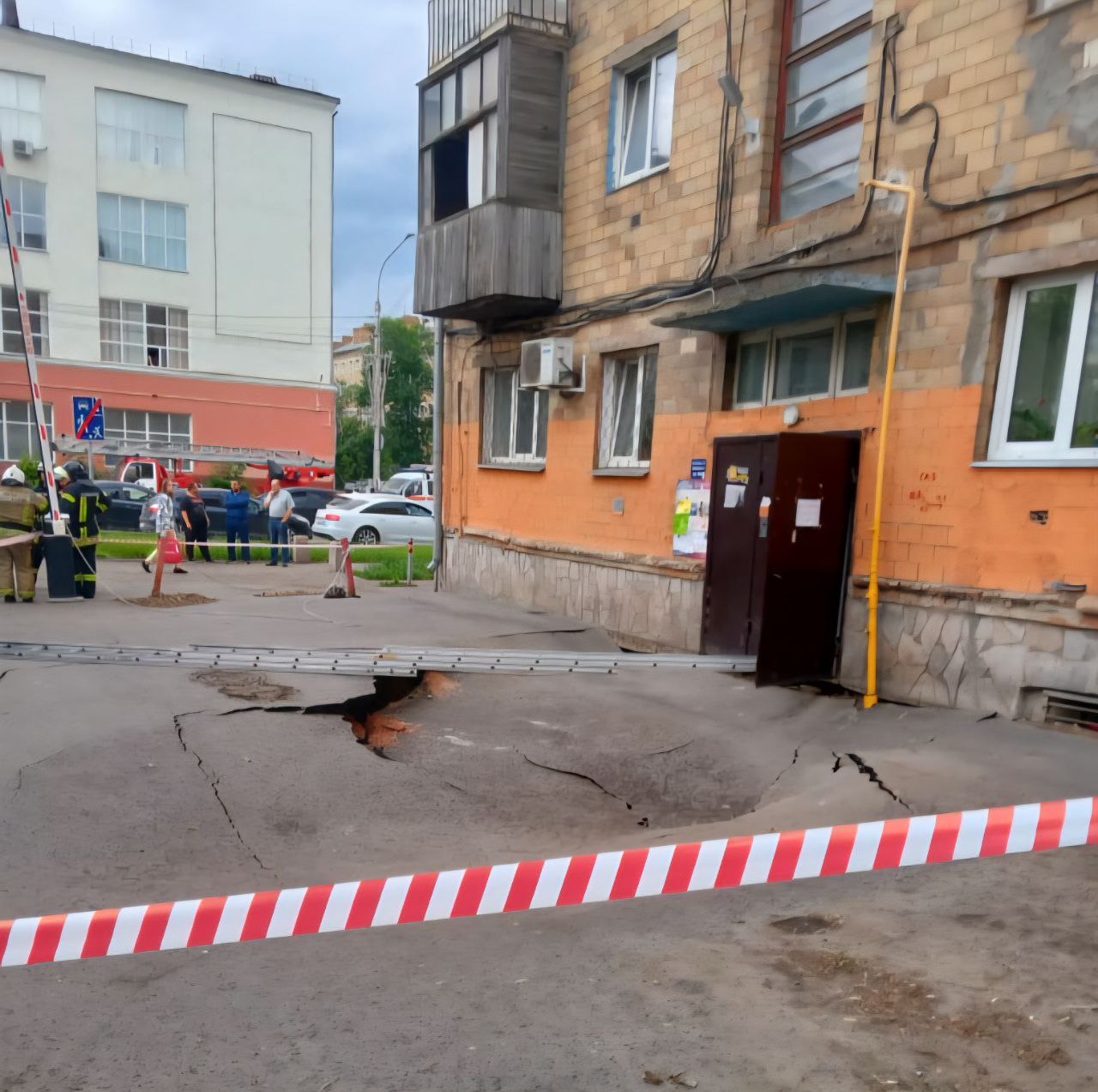 На Бограда, 114 возле первого подъезда образовался провал грунта. Сообщение об этом в оперативные службы  поступило сегодня в 5:38. Оперативно на место выехали спасатели и МЧС, полиция и городские службы. Оказана помощь жителям дома, чтобы безопасно выйти из подъезда. Ведется обследование дома и наружных инженерных коммуникаций.   На месте проведен штаб под руководством и.о. главы города Алексея Шувалова. Принимается решение о расселении людей. В ближайшее время состоится заседание КЧС, на котором будут приняты необходимые меры. О дальнейших решениях сообщим позже.