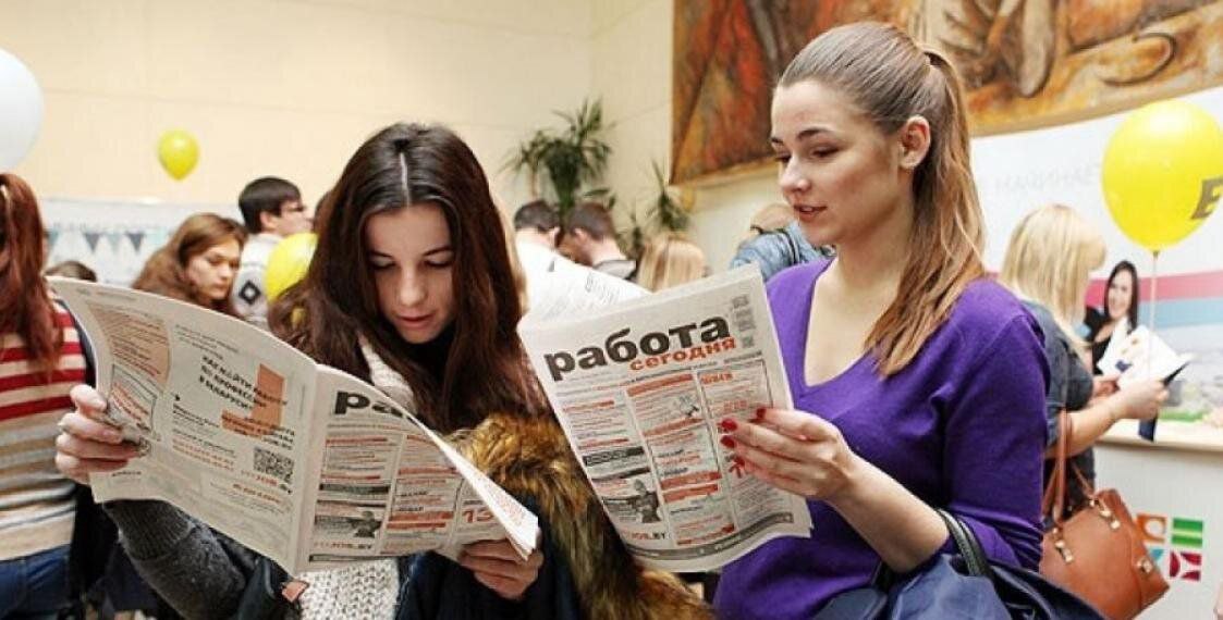 Расширены права подростков при трудоустройстве Соответствующий закон принят депутатами Госдумы в окончательном варианте В документе предусмотрено резервирование отдельных видов работ для трудоустройства граждан до 18 лет особо нуждающихся в социальной защите а также появилась возможность определения числа рабочих мест для таких сотрудников При рассмотрении законопроекта во втором чтении депутаты поддержали поправку которая распространит основные гарантии и льготы в сфере трудовой деятельности детей на работников заключивших трудовой договор при достижении 18 лет Речь в частности идет о таких гарантиях как вознаграждение за труд охрана труда сокращенное рабочее время отпуск