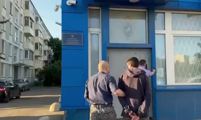 Подросток задержан за поджог поста полиции в Санкт-Петербурге