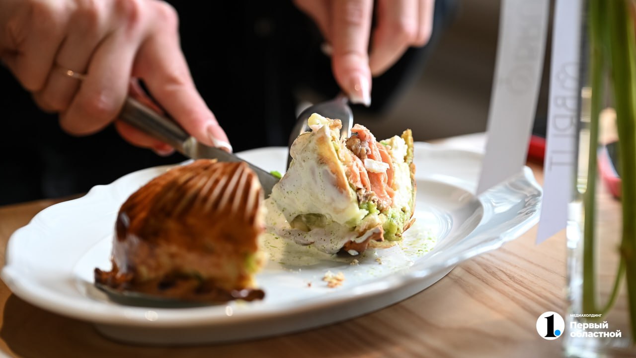 Свыше 20 ресторанов Челябинска создали новые уральские блюда для гастрофестиваля Специально для Фестиваля аутентичной уральской кухни заведения разработали уникальные сеты они включают по три блюда каждое из которых создано на основе местных продуктов Новые позиции будут в меню ресторанов до 31 января В Челябинске сеты подают Буфет на Большой ALLU Камчатка BRUT IS GOOD Бистро Y DRUNKE PUB гриль бар GOOD COMPANY PLAN B ROU ROU рюмочная ФортеПьяно PROSTOBAR HORSE HEAD PASTA BAR SIBERIA LOUNGE бар Лукич Палермо пекарня Ватрушка рестораны Поселенцы Самозванцы Уголь Уральские пельмени Усадьба Рябининых Цыплята Табака А чуть позже мы расскажем подробнее о некоторых блюдах odinoblculture