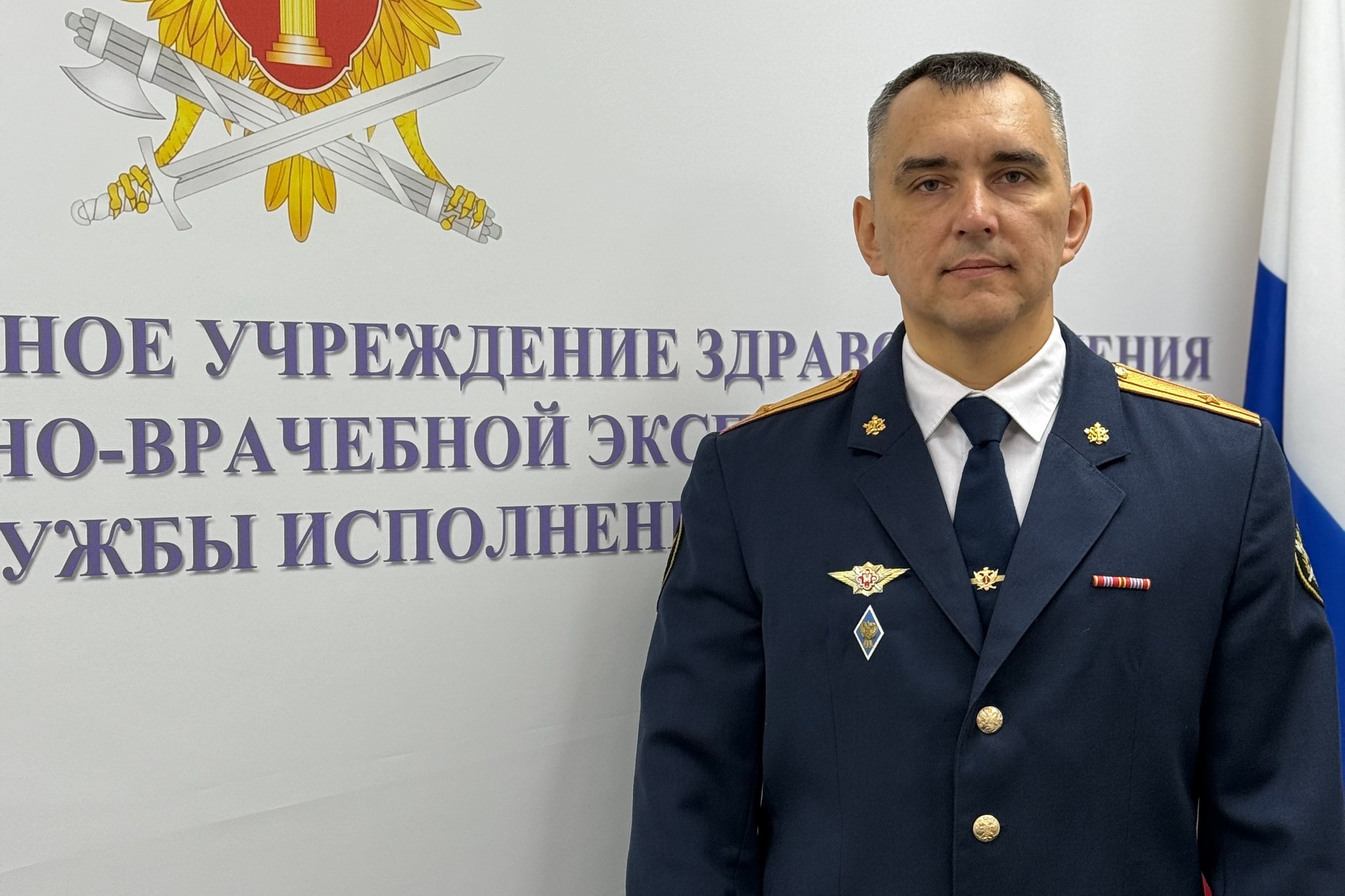 Федеральная служба исполнения наказаний VK Сотрудник Центра военно врачебной экспертизы Федеральной службы исполнения наказаний оказал первую доврачебную помощь мужчине потерявшему сознание Главный специалист отдела правового договорного и документационного обеспечения ФКУЗ ЦВВЭ ФСИН России Владислав Хомутов выходя из подъезда дома увидел лежащего на земле пожилого мужчину находящегося без сознания Во время падения пострадавший ударился затылком у него началось кровотечение Быстро оценив обстановку и убедившись что прохожие уже вызвали бригаду скорой помощи сотрудник достал аптечку из своего автомобиля наложил марлевую повязку на голову мужчины туго забинтовал рану остановив кровотечение В этот момент пострадавший пришел в сознание Спустя несколько минут к месту прибыла бригада медиков Пострадавший был госпитализирован в медицинское учреждение В настоящее время пожилой мужчина уже выписан из больницы Его жизни и здоровью ничего не угрожает Медицинские работники отметили что благодаря вовремя оказанной помощи пенсионеру удалось избежать тяжелых последствий полученной травмы