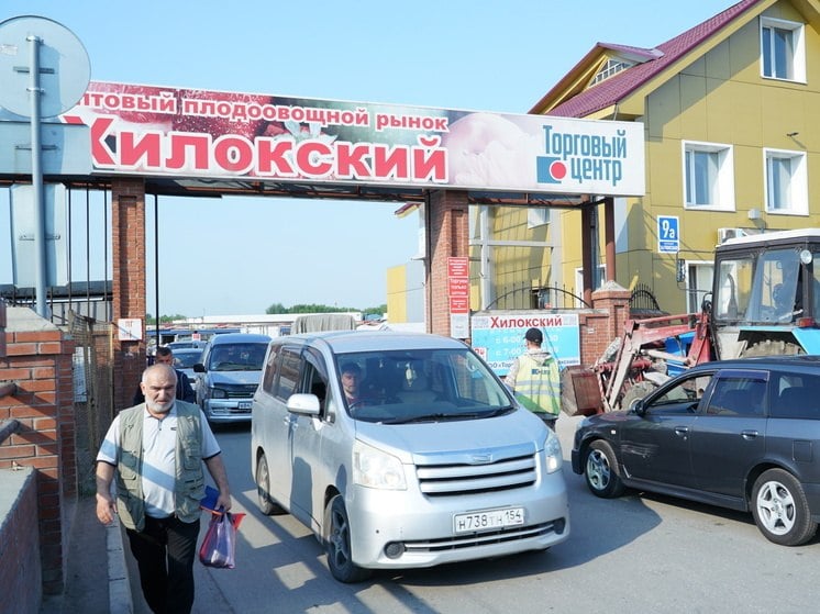 В Новосибирске опустел Хилокский рынок, мигранты переезжают на новую площадку.   В Новосибирске несколько последних дней Хилокский рынок массово покидают мигранты, которые раньше здесь бойко торговали овощами и фруктами.  За несколько дней знаменитый Хилокский рынок опустел. Торговцы из Центральной Азии, быстро и массово переезжают на новую площадку в Верх-Туле, в район оптового центра «Азия-Сибирь».  Местные же жители немного в смятении, но рады. Об этом сообщил общественник Михаил Михайлов. «Пока народ в панике и не до конца понимает, что происходит. Но радость огромная. Многие просто не верили, что 30-летнюю махину, которая стояла на этом месте, как раковая опухоль на теле района, начнут сворачивать», — говорит Михайлов    За жителей района безусловно можно порадоваться, только вот, к сожалению, торгаши мигранты не уехали домой, а лишь переехали на другое место