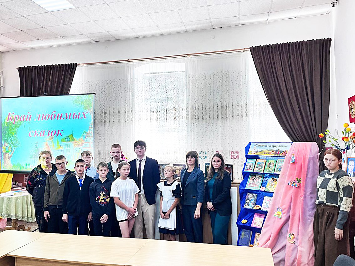 КРАЙ ЛЮБИМЫХ СКАЗОК В СТАНИЦЕ НОВОПОКРОВСКОЙ В Новопокровской Межпоселенческой центральной библиотеке развернулась выставка Край любимых сказок Собрание редких и красочных изданий представлено из личной коллекции юного но уже известного в районе поэта и волонтера культуры Василия Хитеева Это не просто экспозиция книг Это путешествие в мир детства наполненное волшебством и невероятными приключениями Посетители смогут увидеть как классические сказки народов мира так и редкие экземпляры Василий Хитеев не только коллекционер он еще и одаренный поэт Его стихи пронизанные любовью к родному краю и народной культуре публикуются в местных изданиях и пользуются популярностью у читателей Открытие выставки Край любимых сказок стало настоящим событием в культурной жизни района На мероприятии присутствовали представители администрации деятели культуры библиотекари педагоги обучающиеся и конечно же сам Василий Хитеев Выставка продлится до конца месяца КультураКубани