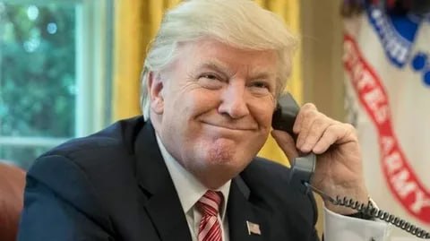 Шпионы и мошенники могут легко добраться до Трампа, игнорирующего базовую кибербезопасность — СМИ Президент Трамп известен своей привычкой отвечать на звонки с незнакомых номеров. На фоне этой «дружелюбной открытости» уже начались проблемы. Федеральные власти расследуют, как кто-то сумел подделать номер главы аппарата Белого дома Сьюзи Уайлс и звонил сенаторам и губернаторам от ее имени. Китайские хакеры, по данным СМИ, еще летом 2023 года начали следить за Трампом, Вэнсом и другими чиновниками. Безопасность в Белом доме явно не в приоритете. В администрации Трампа все чаще используют личные устройства и мессенджеры вроде Signal, игнорируя базовые протоколы защиты. Однако Белый дом не видит в этом проблемы. «Президент Трамп — самый открытый и доступный лидер в истории США», — заявили в администрации. Просто базовая безопасность — это скучно. Прислать новость