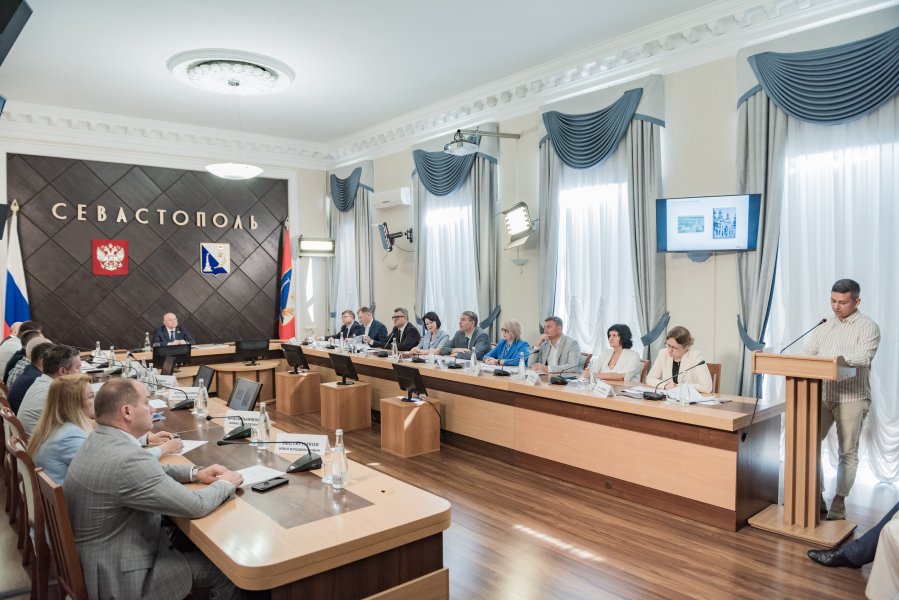 В Севастополе реконструировать «Черноморец» будут в рамках КРТ: градсовет утвердил новую концепцию развития территории в районе площади Лазарева «Мы посмотрели на проект шире — не как просто реконструкцию КБ "Черноморец", а как комплексное преобразование всего квартала, сложившегося исторически в разные периоды», — подчеркнул губернатор Михаил Развожаев. Теперь по плану — не просто обновить здание конструкторского бюро, а преобразить целый квартал. Проект учитывает развития городской среды и сохранение севастопольских архитектурных традиций. При этом восстановят исторический облик дома Гущина и дома Кондакова — зданий, на месте которых в советские годы построили «Детский мир». В доме Гущина будет апарт-отель, в доме Кондакова — кафе. В здании «Черноморца» после реконструкции расположится пятизвездочный отель. Рядом будет построен конгресс-центр. В здании на улице Воронина будет ещё один отель. На территории разместится подземный паркинг. Визуальный облик зданий утвердит архитектурно-художественный совет. Напомним, предыдущий проект реконструкции «Черноморца» доработали с учетом мнения горожан. Благодаря совместной работе с экспертами и общественностью Михаилу Развожаеву удалось вывести проект на новый уровень — найти баланс между интересами города, привлечь инвестиции и сохранить историческое наследие. Подпишись на «КП-Севастополь»