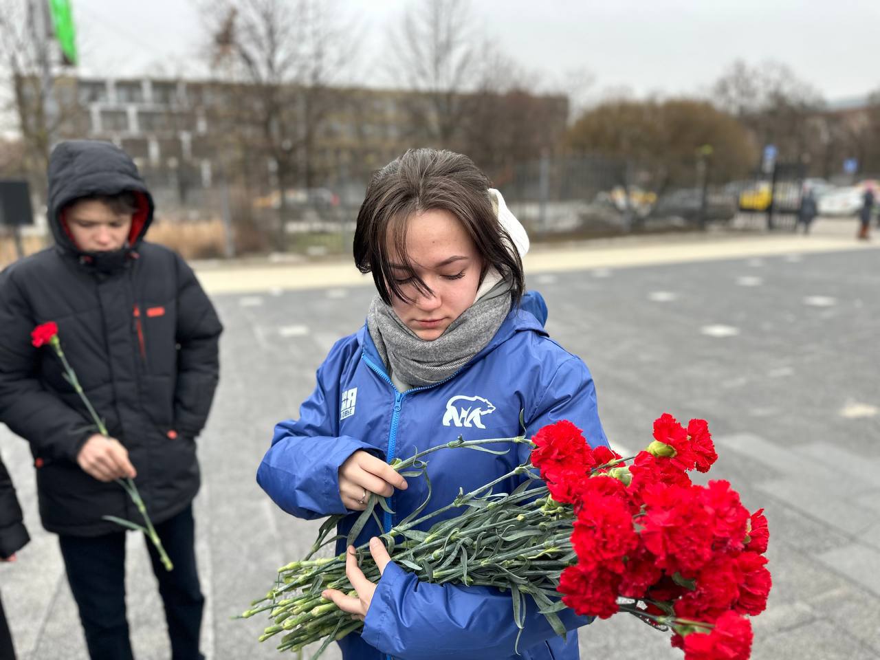 В Мытищах молодогвардейцы почтили память защитников Отечества, участвуя в митинге у вечного огня. Они раздавали цветы и георгиевские ленты, а также приняли участие в торжественном возложении.