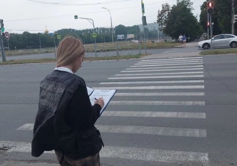 В Самаре на Революционной 12-летний подросток на электросамокате сбил 60-летнюю женщину  — Возбуждено уголовное дело по признакам состава преступления, предусмотренного статьей «Оказание услуг, не отвечающих требованиям безопасности жизни или здоровья потребителей», — уточнили в региональном СУ СК РФ.  Специалисты устанавливают принадлежность самоката к средствам индивидуальной мобильности, а также выясняют все обстоятельства произошедшего.  ℹ