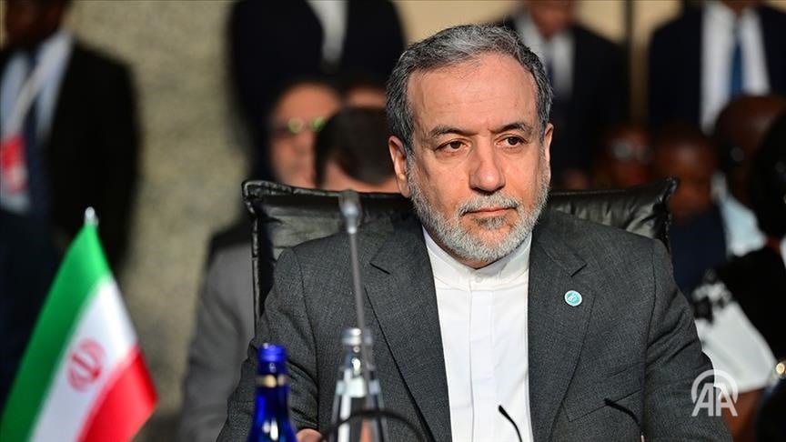 Иран потребовал от Трампа представить доказательства его заявления о 32 тыс погибших в ходе протестов Министр иностранных дел Ирана Аббас Аракчи отреагировал на заявление президента США Дональда Трампа о том что в ходе протестов в Иране погибли 32 тысячи человек Соответствующий комментарий Аракчи опубликовал на своей странице в соцсети американской компании X Глава иранского МИД напомнил что власти обнародовали подробный список из 3 117 человек в том числе 200 сотрудников правоохранительных органов погибших в ходе недавних протестов в стране Если у кого то есть сомнения в достоверности наших данных пожалуйста говорите на основе доказательств сказал Аракчи Подробнее на нашем сайте v aa com tr 3836467 24 7 в сутки с Агентством Анадолу