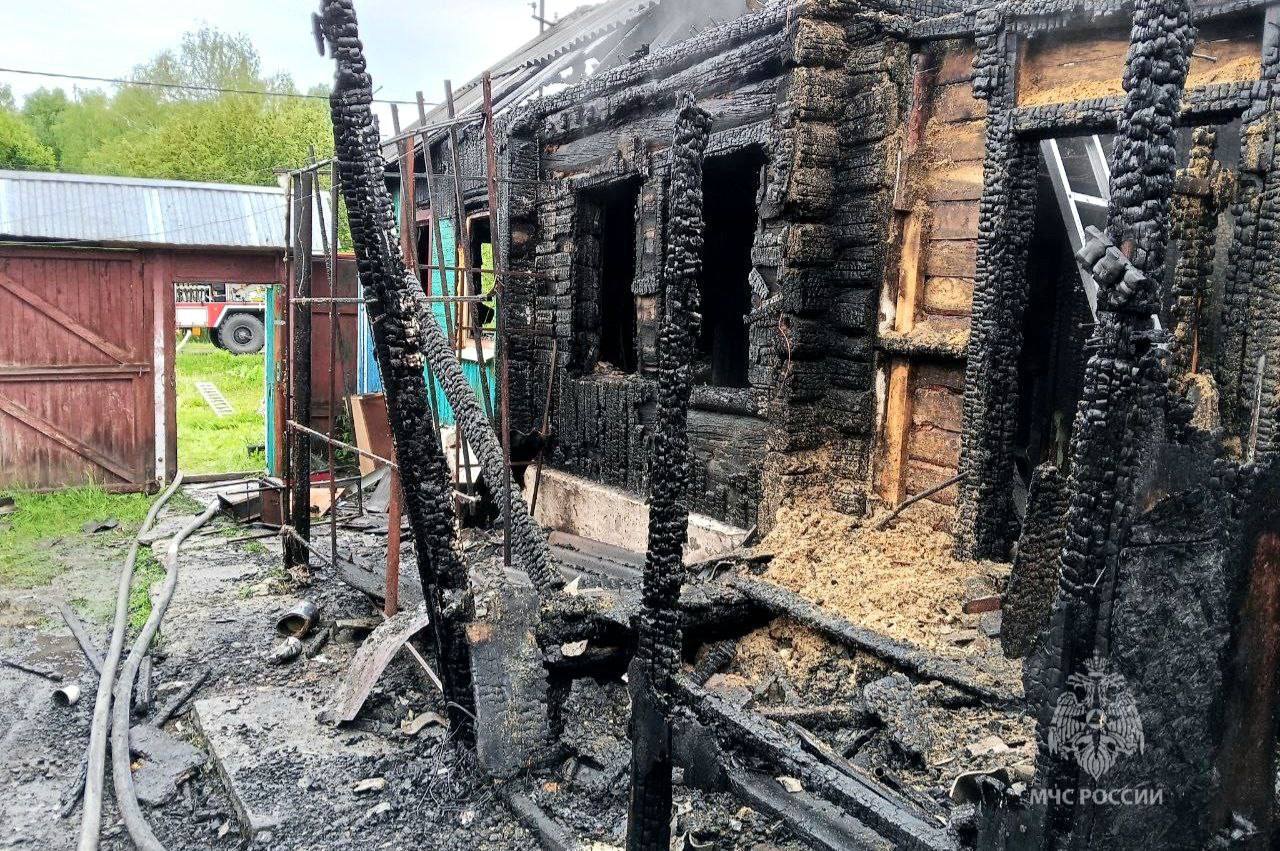 Пожар в Сосновке: погиб человек Ранним утром 27 мая в селе Сосновка, на улице Центральной, произошёл пожар в частном жилом доме. На момент прибытия пожарных дом горел по всей площади. Возгорание ликвидировано на площади 32 квадратных метра. К сожалению, один человек погиб. На месте работали 6 человек и 3 единицы техники областного главка МЧС России. Причина пожара уточняется. МЧС Тюменской области Подпишись на "Тюменское время"