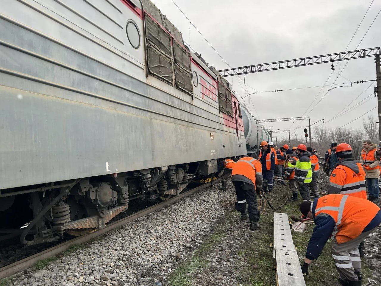 Грузовой поезд сошел с рельсов на перегоне Кизитеринка Проточная в Ростовской области сообщили в Южной транспортной прокуратуре Пострадавших нет Причины и обстоятельства устанавливаются О задержке более семи поездов в Ростовской области проинформировали в пресс службе СКППК Ориентировочное время опоздания один час Фото Южная транспортная прокуратура Вести Дон Telegram MAX