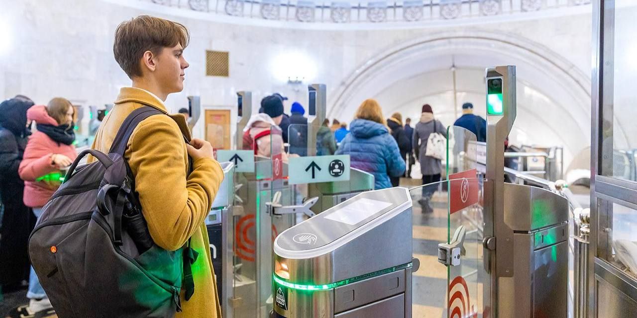 Москва мировой лидер по количеству видов транспорта где работает биометрическая оплата проезда Сервис оплаты проезда по биометрии заработал на всех без исключения турникетах метро и Московского центрального кольца Он также доступен в аэроэкспрессах на причалах регулярного речного электротранспорта и нескольких станциях Московских центральных диаметров МЦД сообщил Сергей Собянин С учетом роста популярности такого удобного и технологического способа оплаты планируем до конца 2026 года запустить сервис на всех станциях МЦД Столица мировой лидер по количеству видов транспорта где работает биометрическая оплата проезда подчеркнул мэр Москвы Подписаться на PRO transport