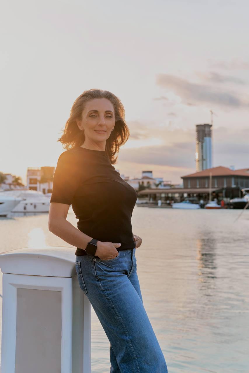 Итоги года Мысли вслух Сижу в уютном кафе Горит огонь Люди вокруг живут свои жизни Кто то смеётся кто то торопится кто то молчит и смотрит на море Я так же смотрю вдаль и думаю о том как странно устроено это ожидание Каждый декабрь предприниматели пишут итоги Цифры Победы Рост Громкие выводы И все это похоже на отчётность перед невидимым советом директоров состоящих из наблюдателей внешнего мира А у меня внутри тишина и много вопросов Был ли этот год успешным Если мерить деньгами нет Если объёмом сделок тоже нет Если стабильностью команды совсем нет Год был турбулентным Расставания с ключевыми людьми Переживания Постоянная пересборка процессов Найм увольнения сомнения решения за которые несешь ответственность только ты и никто больше Но если отойти от привычной логики рост прибыль падение то 2025 был не про масштаб Он был про вскрытие Про уважение честность и доверие Точнее про то как легко мы это все отдаём и как больно теряем Людям которым веришь Людям с которыми идёшь долго Людям от которых не ждёшь Я много думала об этом и поняла что утрата доверия это не всегда про предательство Чаще это были мои собственные иллюзии Ожидания которые я проецировала вместо того чтобы вовремя увидеть реальность Доверие далеко не эмоция Это система Как и бизнес Как и команда Как и управление Нельзя построить устойчивые отношения только на чувстве Нужны понятные договорённости на старте прозрачные правила игры и зоны ответственности Иначе доверие превращается в зависимость А зависимость рано или поздно ломается Этот год научил меня доверять иначе С опорой не только на веру в человека но и на систему которая эту веру проверяет и держит Еще я получила колоссальное количество знаний не только в управлении бизнес процессами но и в основах духовности религии и культуры Трекинг с ментором системное мышление архитектура бизнеса ответственность собственника не на словах а на уровне мышления и действий Работа с наставником стала лучшим решением за последние годы Таким о котором думаешь эх надо было раньше MBA перенесла на следующий год не получилось закончить в этом При этом я понимаю что этот год дал мне образование глубже любого MBA Он научил видеть причинно следственные связи Многое стало на свои места Многое разрушилось И это тоже часть роста когда понимаешь что некоторые конструкции держались не потому что были прочными а потому что ты просто не хотел их трогать Параллельно я выстраивала и другую систему свою собственную Тело Режим Здоровье Настольный теннис Тренажёрный зал Работа с нутрициологом Питание без крайностей Сон который наконец стал восстанавливаться Я стала лучше чувствовать себя и этому очень рада Были путешествия Много дорог Много смены контекста Иногда чтобы увидеть систему нужно просто выйти из неё Физически Съездили с командой в Грузию и Египет Увидели друг друга по другому Без офисных стен и рабочих задач Прекрасные люди которым я очень благодарна Antaria сегодня это их заслуга Мы не выросли как компания Зато многие выросли в своих доходах и для меня это важно Значит система какой бы хрупкой она ни была всё же давала возможность людям роста и развития Да год был не таким который хочется показывать в презентациях или публиковать в сторис с подписью мы сделали это Но он был настоящим И пожалуй самое важное за что я ему благодарна все живы и здоровы А всё остальное решаемо Громких обещаний на следующий год делать не буду Не хочу называть его годом прорыва или годом трансформации Мне хочется другого Ясности и системности в действиях и решениях Хочется строить не на эмоциях и на вере в чудо а с правильными людьми и работающими процессами Огонь в кафе догорает Люди вокруг по прежнему живут свои жизни А я закрываю свой ноут и встаю из за столика с ощущением того что год на самом деле был очень важным с точки зрения того чему он меня научил А научил он меня многому