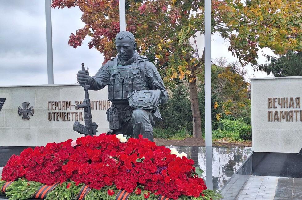 Мишустин памятники в честь героев СВО нужно создавать по единому стандарту Власти РФ будут учитывать создание мемориальных пространств в честь героев СВО при территориальном планировании Об этом заявил глава Правительства РФ Михаил Мишустин Развивая наши города мы всегда должны помнить о тех кто отдал свою жизнь за Родину в разные исторические периоды и сейчас в ходе специальной военной операции Сегодня они бойцы СВО в сложных условиях проявляют истинное мужество и силу характера защищая свои родные города в интересах и на благо одной большой страны сказал премьер на Х всероссийском форуме Развитие малых городов и исторических поселений В ходе осмотра выставки Мишустин поддержал молодежный проект Карта героев об увековечивании памяти героев малых городов который может стать основой для создания мемориалов названий улиц общественных пространств Мишустин подчеркнул что задача государства увековечить имена героев чтобы через много лет новые поколения помнили об их подвиге верили в себя и никогда не сдавались Конечно к организации таких мест нужно подходить очень аккуратно системно по единому стандарту Сами объекты в память о подвигах героев и истории нашей страны учитывать при территориальном планировании отметил премьер Ранее Мишустин поддержал создание отдельной секции для исторических регионов во всероссийском конкурсе лучших проектов создания комфортной городской среды