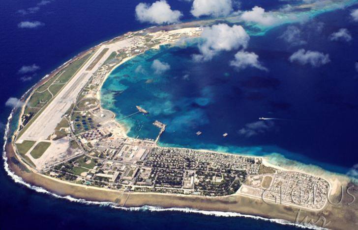 На Маршалловых Островах впервые в мире ввели базовый безусловный доход Нововведение подразумевает регулярные выплаты средств от государства всем без исключения гражданам более 42 тыс человек вне зависимости от уровня личного дохода Сумма выплат составляет 200 ежеквартально Ранее пилотные проекты на уровне отдельных городов или небольших регионов проводились в Канаде Италии Иране Швейцарии и Финляндии Мы правительство просто не хотим оставлять кого то позади отмечает министр финансов страны Дэвид Пол По словам чиновника размер выплат не на столько велик чтобы люди не работали и бездельничали Уникальность введения базового безусловного дохода заключается и в том что граждане будут получать выплаты как в обычной валюте так и в стейблкоинах которые обеспечены государственными облигациями США общество экономика мир