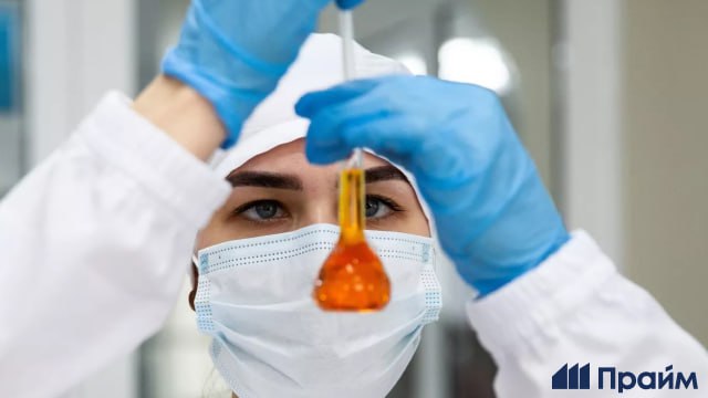 Российские фармкомпании не отстают от мировых рассказал в интервью РИА Новости глава Минпромторга Антон Алиханов По его словам отечественные производители регистрируют и выводят на рынок собственные разработки Например в октябре 2025 года АО Генериум зарегистрировало первый в мире препарат с новым механизмом действия для терапии синдрома Хантера Подписывайтесь на ПРАЙМ в MAX