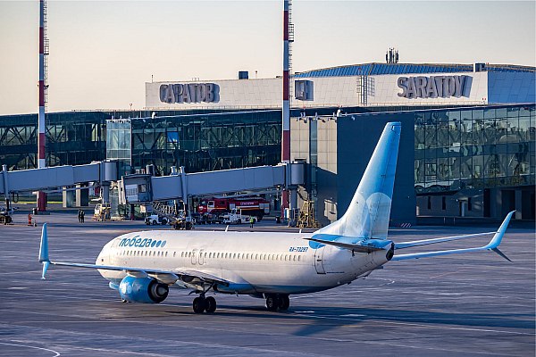 В новогодние праздники аэропорт Гагарин обслужит более 220 рейсов Международный аэропорт Гагарин в новогодние праздники с 30 декабря по 11 января планирует обслужить более 220 рейсов Об этом сообщает AVIA RU Как отмечается в сообщении воздушной гавани в период новогодних каникул из аэропорта Гагарин будут доступны 9 направлений полетов в Москву Санкт Петербург Сочи Екатеринбург Калининград Новосибирск Казань Сургут и Ереван Прямые регулярные и чартерные рейсы будут выполнять 8 авиакомпаний Во время январских выходных из аэропорта Гагарин увеличивается число рейсов в Москву и Санкт Петербург Дополнительные рейсы в Санкт Петербург выполнит авиакомпания Победа aviaru net n291071